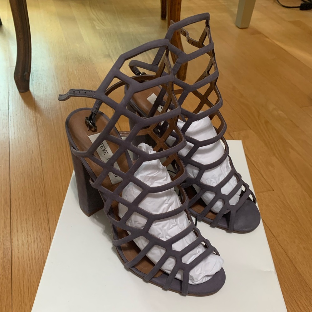 💸LAST CALL!💸 Like new! Steve Madden “Skales” Heels in Grey Nubuck